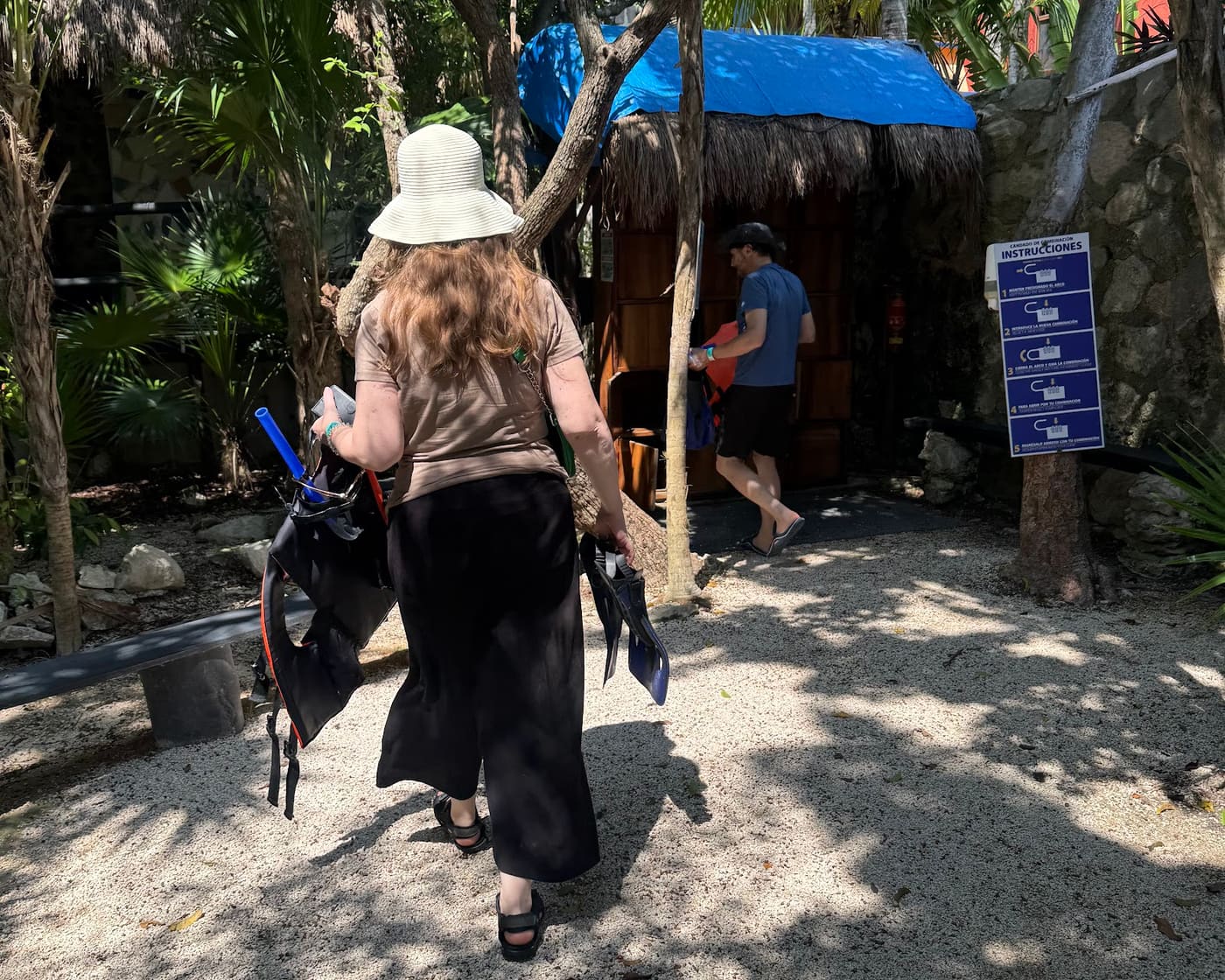 Arriving at the Yal-Kú Lagoon park with life jacket, mask and snorkel tube in hand