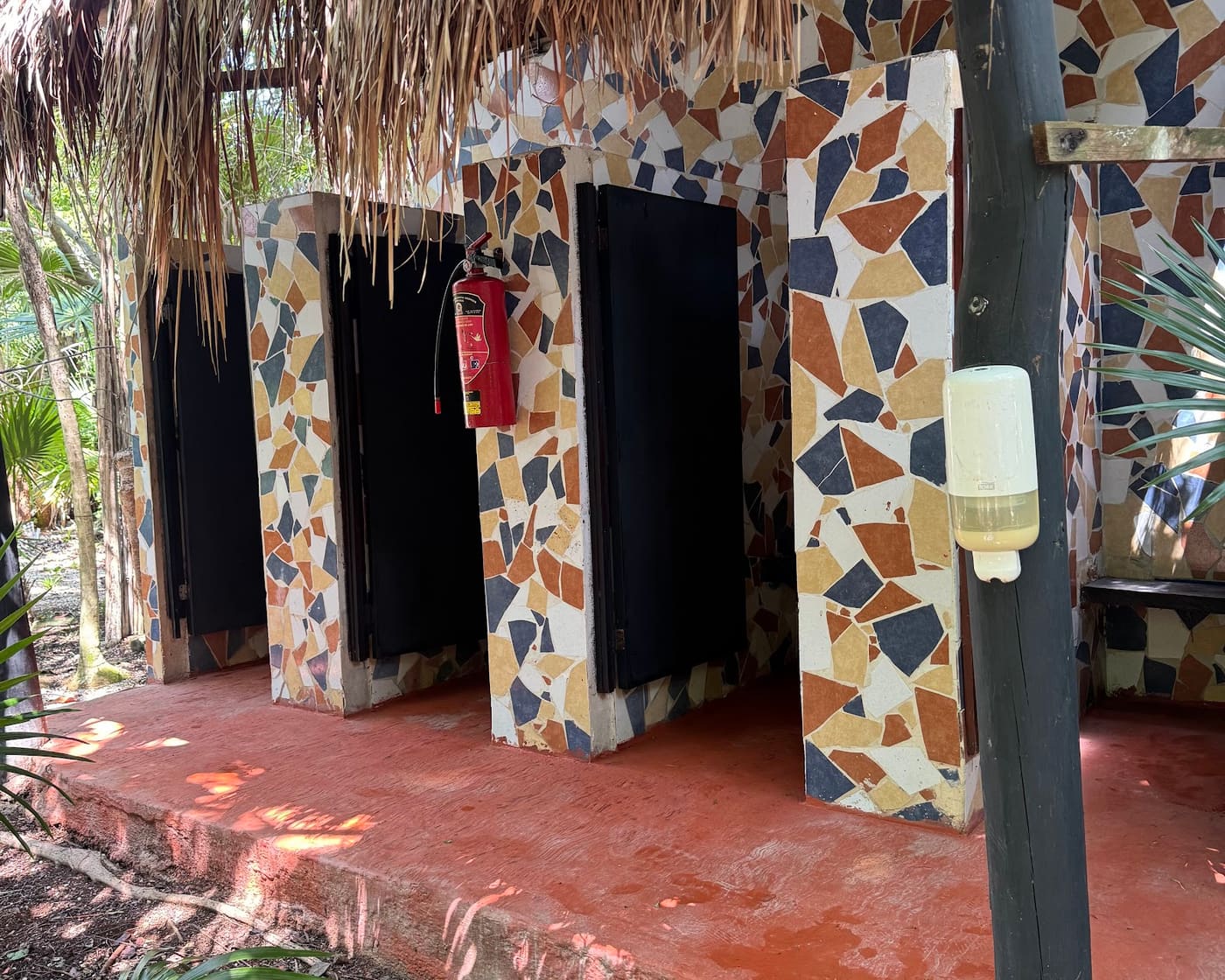 Changing rooms at the Yal-Kú Lagoon park, included in the tour